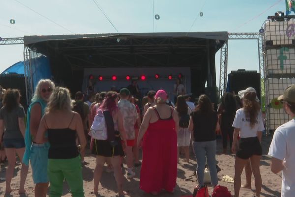 Des festivaliers au Dunefest 2024