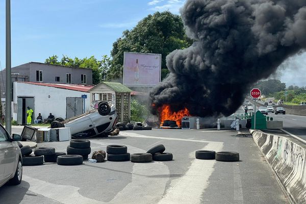 Barrage près du lycée de Belair à Baie-Mahault, lundi 14 octobre 2024