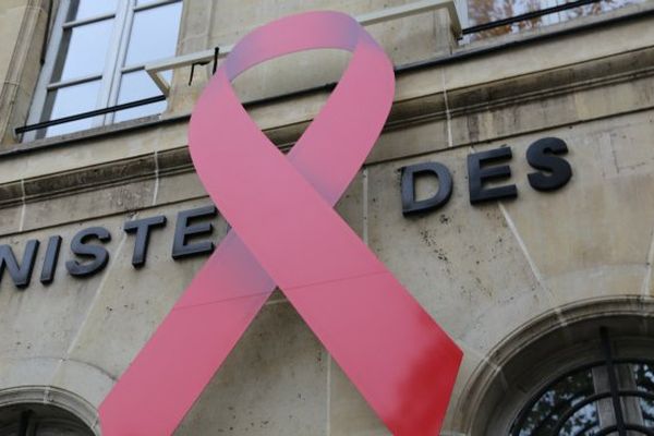 Symbole de la lutte contre le sida, un ruban rouge orne désormais la façade du ministère des Outre-mer.