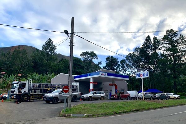 A 16 heures, le 5 juillet, dans le Sud du Mont-Dore, livraison de gaz à la chaîne et sous l’œil des gendarmes à la station de Plum.