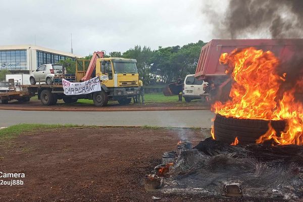 Des pneus en feu à Ducos alors que les rouleurs protestent contre l’examen de la taxe pour l’équilibre tarifaire au Congrès de la Nouvelle-Calédonie  le 21 mars 2024