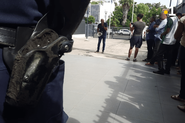 Manifestation devant le commissariat de Fort-de-France.