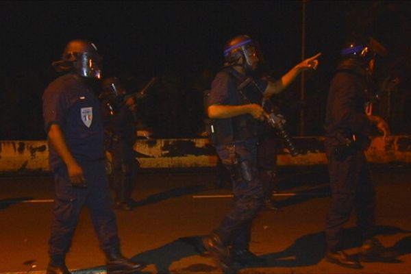 La police assure la sécurité du convoi à la sortie de Fort-de-France (26 août 2016)