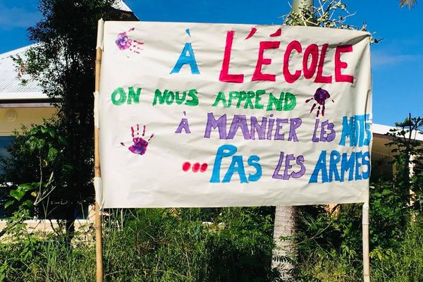 Deux jours après les faits à Bayes, l'école de Tiéti arborait cette banderole en solidarité. 