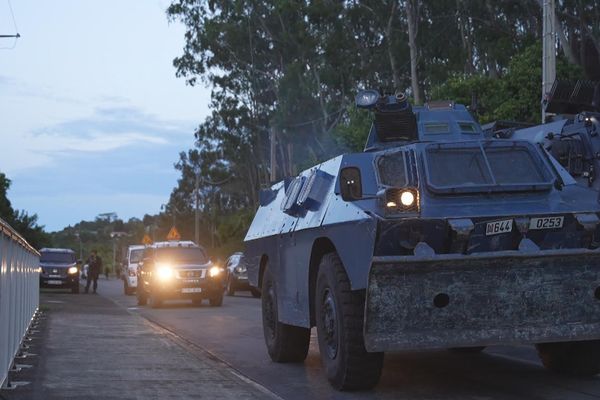 Convoi de gendarmes sur la traversée de Saint-Louis.