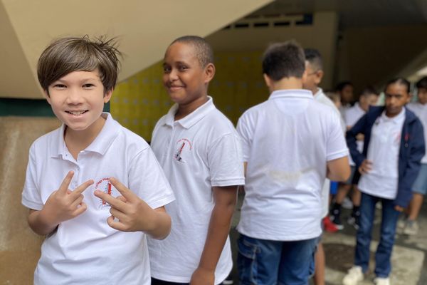 Au collège de Magenta, des élèves de 6ème visitent leur nouvel établissement scolaire.