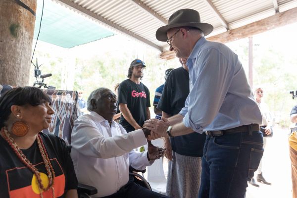 Rencontre entre le Premier ministre Anthony Albanese et les représentants des peuples aborigènes le 30 juillet 2022 au Nord de l'Australie.