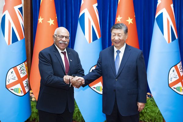 Le président chinois Xi Jinping rencontre le premier ministre fidjien Sitiveni Rabuka, lors d'une visite offcielle en Chine à Beijing, le 20 août 2024.