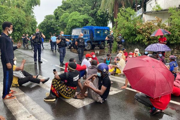 Le collectif de Petite Terre a été bloqué par des gendarmes sur la Place de France, alors qu'il avait l'intention d'aller à la rencontre du préfet Jean-François Colombet chez lui à la Case Rocher.                                                                                                