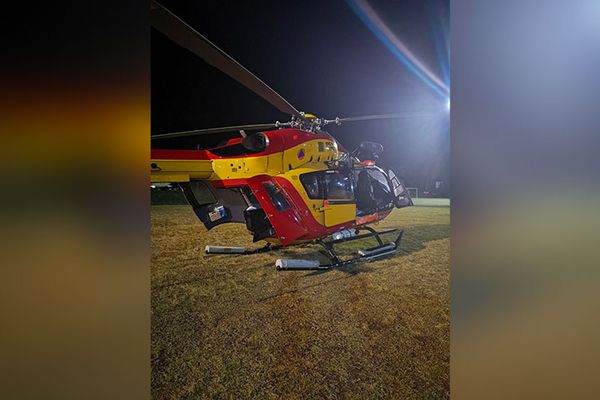 L'hélicoptère de la sécurité civile sur le stade du Marin.