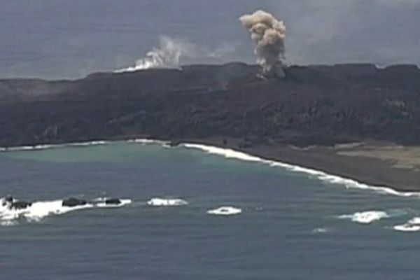 L'île volcanique japonaise apparue en novembre continue de grossir