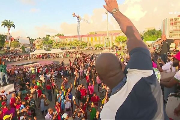 Des dizaines de milliers de Guadeloupéens étaient là pour Teddy Riner, à l'aéroport, puis sur le parcours de la parade prévue - 06/08/2024.