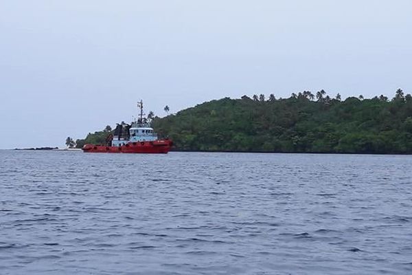 Le remorqueur attend à la passe pour manœuvrer l'île de ré 