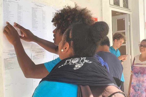 Le 13 décembre 2024, les résultats du brevet scrutés au collège Baudoux de Nouméa.