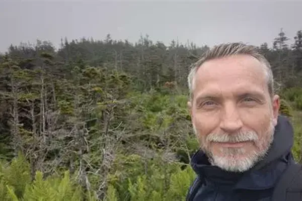 Olivier Norek dans la forêt boréale lors de son immersion dans l'archipel de Saint-Pierre et Miquelon pour l'écriture de "Dans les brumes de capelans"