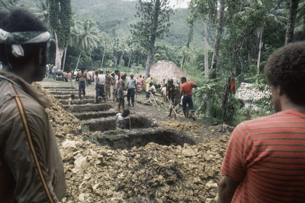 Enterrement des 10 de Tiendanite tombés dans l'embuscade de Waan Yaat, le 5 décembre 1984.