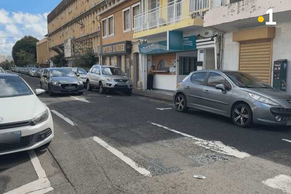 Des voitures stationnées dans le centre-ville de Fort-de-France.