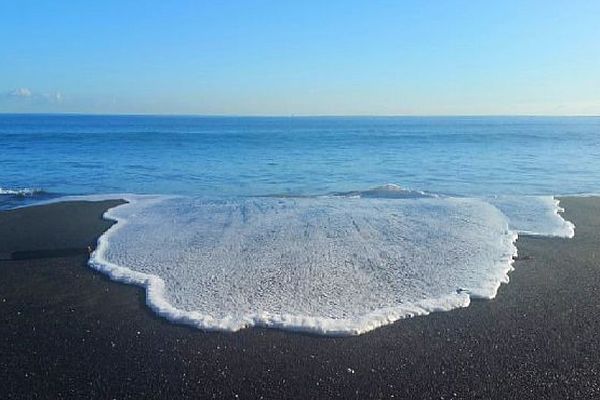 Ciel bleu plage de sable noir 22 juin 2018