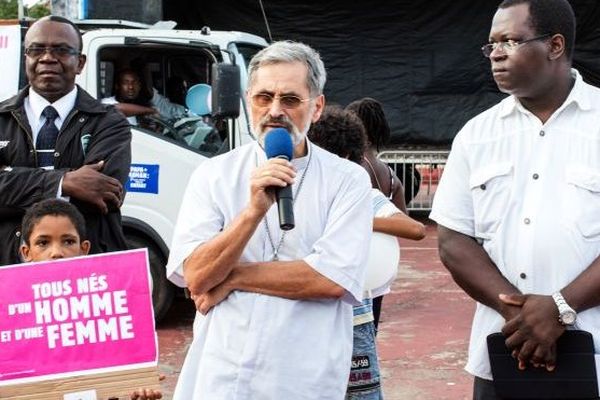 Emmanuel Lafont, l'évêque de Guyane (au centre), lors d'une manifestation contre le mariage pour tous à Cayenne le 12 janvier 2013