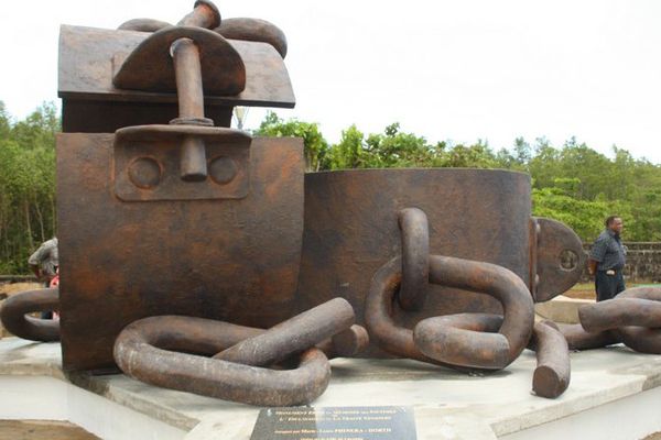 La statue des chaînes brisées de l'Anse Nadeau à Cayenne