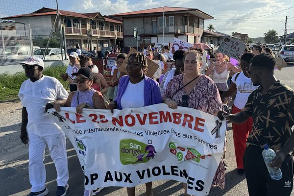 Sous une bannière unie, les habitants marchent pour dénoncer les violences faites aux femmes à Saint-Laurent-du-Maroni