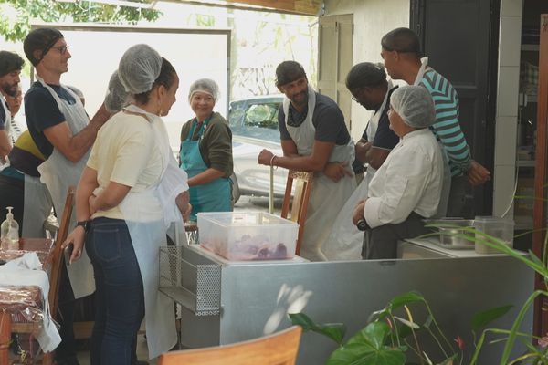 Formation organisée par Sabine Dijoux à Cambuston autour du miel.