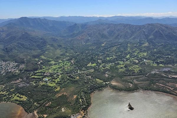 Vue aérienne de la portion de route provinciale qui traverse Saint-Louis, au Mont-Dore.