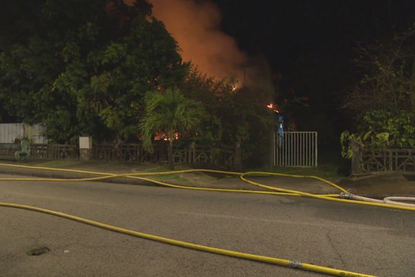 Le local de la CTG avenue Voltaire à Cayenne en feu