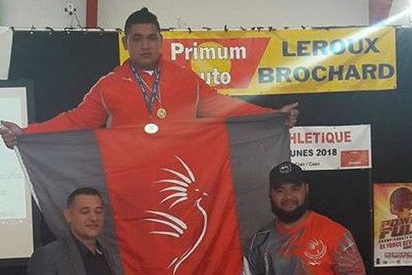 Malone Bogey-Vehekite, bat de records au championnat de France de force athlétique