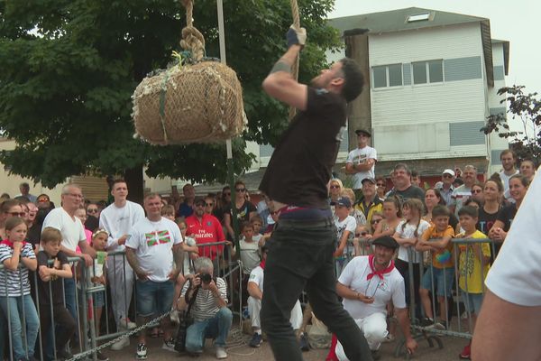 Les jeux de force basque, grand classique de la fête basque à Saint-Pierre et Miquelon