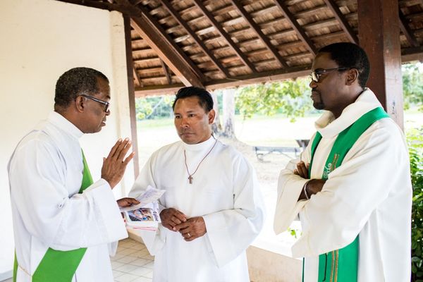 Préparation d'une messe à Mana en Guyane, en juillet 2019