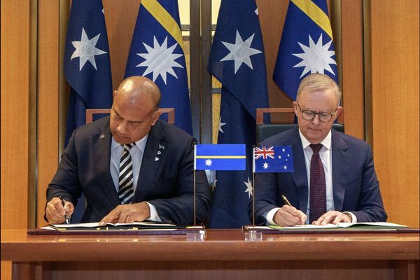 Le président de Nauru, David Adeang, et le Premier ministre australien Anthony Albanese.