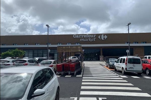 Le climat social s'assombrit au Carrefour Market de la ville du  François en Martinique.