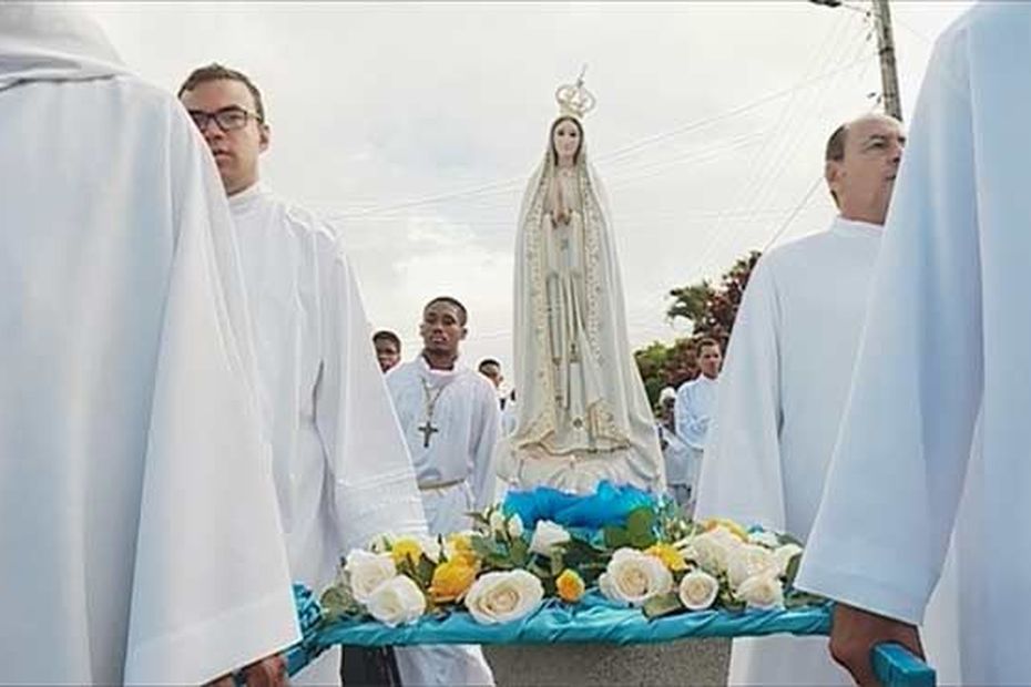 Le 15 Août Fête De Lassomption Représente La Montée Au Ciel De La