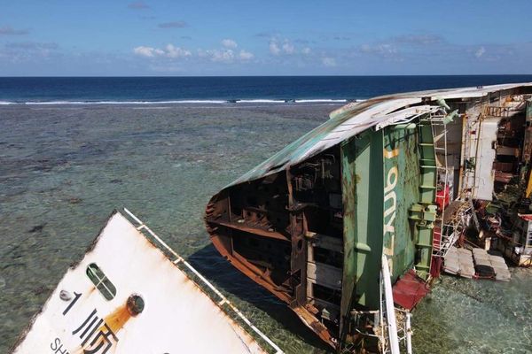 L'opération de démantèlement du bateau de pêche Shen Gang Shun 1 a commencé à Arutua...