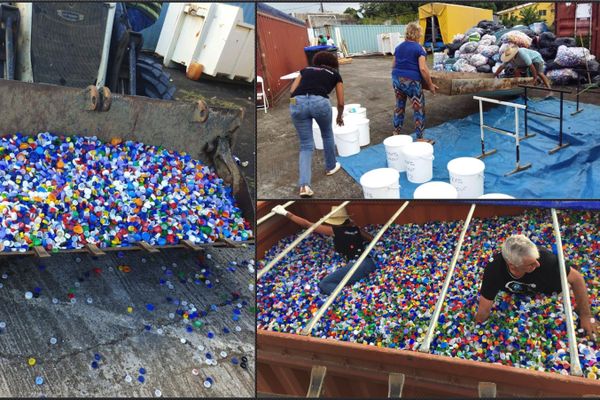 Les bénévoles étaient réunis pour charger les milliers de bouchons dans les containers. 