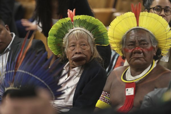 Le chef Raoni Mektuktire à guache et le chef indigène Akiaboro Kaiapo à la Cour Suprême le 7 juin