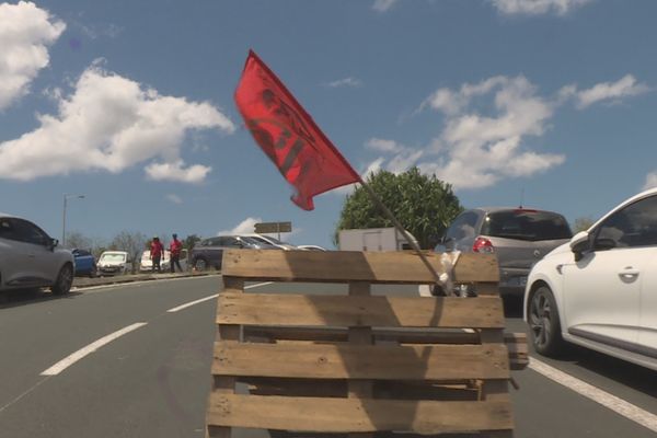 Blocage en cours dans la zone de Californie au Lamentin.