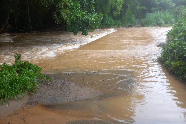 Franchir ce gué à Saint Joseph est impossible lors des fortes pluies.