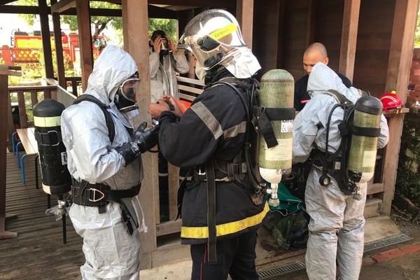 Opération de vérification d'une enveloppe suspecte à la mairie de Saint-Laurent