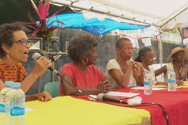 Conférence de presse du mouvement des 200 femmes guadeloupéennes, personnels suspendus, obligation vaccinale