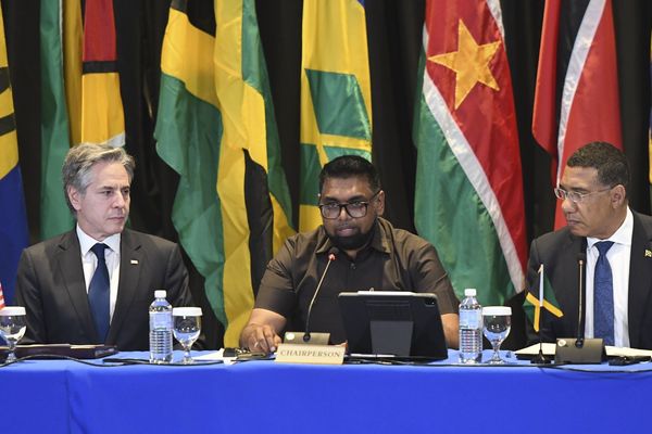 De gauche à droite : Antony Blinken (USA), Irfaan Ali (Guyana) et Andrew Holness (Jamaïque) lors de la rencontre en urgence des membres de la CARICOM à la Jamaïque le 11 mars 2024.