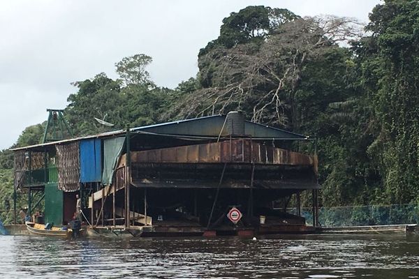 Un barrage fluvial sur la Tampok