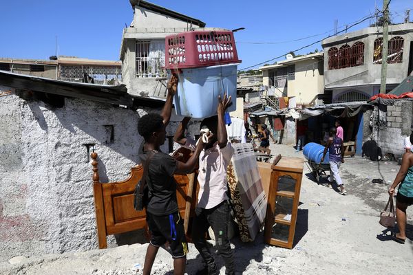 Des habitants emballent leurs affaires pour fuir leurs maisons, afin d'échapper à la violence des gangs dans le quartier Solino, à Port-au-Prince (Haïti) - 26/10/2024.