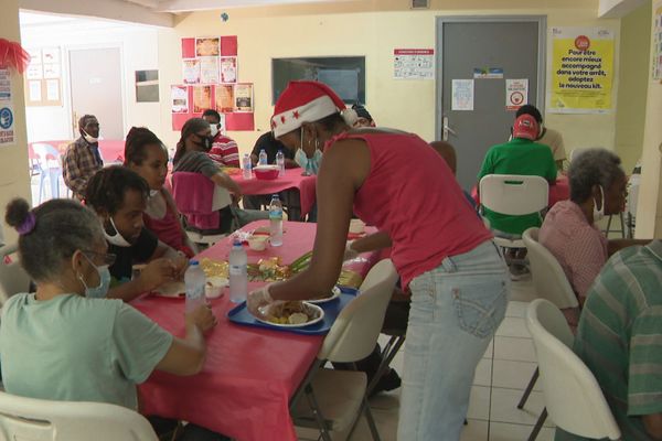 Repas offert aux démunis à Fort-de-France.