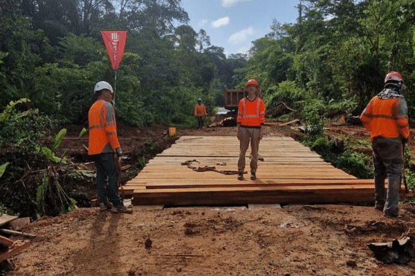 Le pont, situé au PK 20 sur la piste Maripasoula-Papaïchton, a été refait. Un pont définitif sera installé en 2025