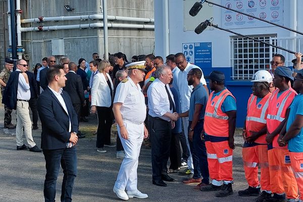 Le Premier ministre François Bayrou à la rencontre des agents de la SMAE à l'usine de dessalement de Petite-Terre