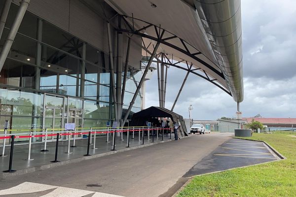 Tente à l'aéroport