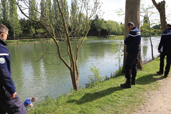 Des plongeurs ont sondé la rivière de l'Oise dans les jours qui ont suivi la disparition de Marcus.