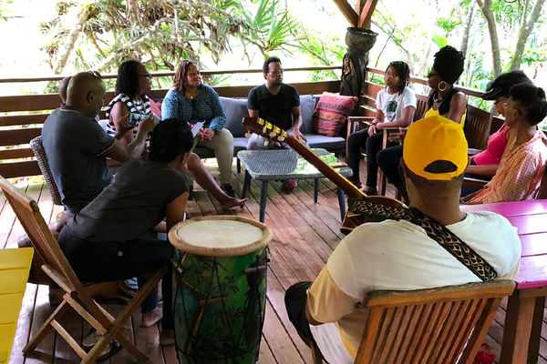 Les Denisiens participent à un atelier musique durant la résidence artistique.